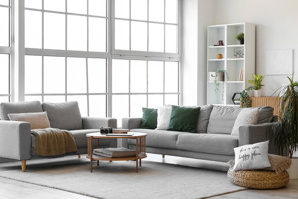 Belső tér világos nappali hangulatos szürke kanapék és dohányzóasztal - Fotó, kép