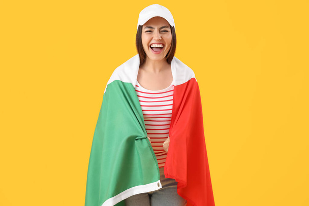 Νεαρή γυναίκα με σημαία Ιταλίας σε κίτρινο φόντο - Φωτογραφία, εικόνα