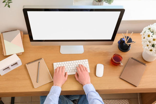 Homme travaillant avec ordinateur à table au bureau, gros plan
 - Photo, image
