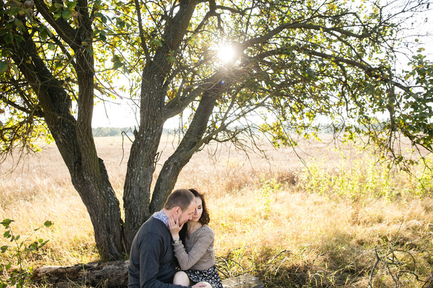 Mladý pár objímat v podzimní slunce - Fotografie, Obrázek
