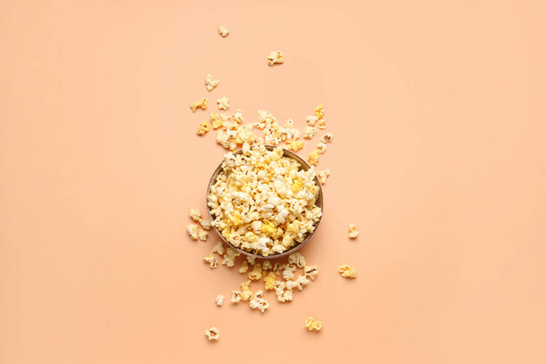 Bowl with crispy popcorn on beige background - Fotografie, Obrázek