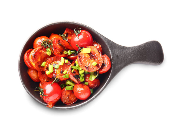 Сковородка с вкусными помидорами на гриле и зеленым луком на белом фоне - Фото, изображение