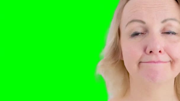 tedere mooie vrouw portemonnee lippen in ongenoegen onaangename nieuws leuke reactie op slechte voorstellen lichte glimlach verlegenheid ontevredenheid onwil om te doen wat wordt aangeboden - Video