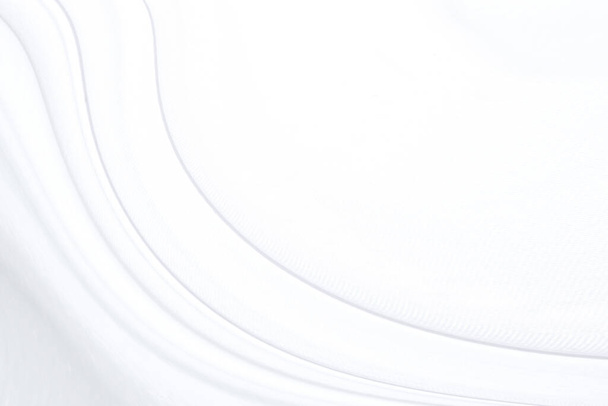 Гладкий элегантный белый шелк или атласная текстура роскошной ткани может использоваться в качестве свадебного фона. Роскошный дизайн фона - Фото, изображение