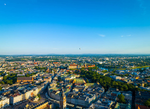 ポーランド、ヨーロッパのクラクフの旧市街の空中ビュー - 写真・画像