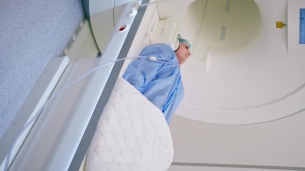 El médico realiza una resonancia magnética para un paciente en la clínica Imágenes por resonancia magnética en el estudio del cuerpo humano - Imágenes, Vídeo