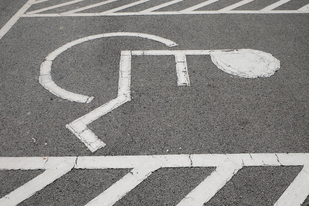 Estacionamiento para discapacitados reservado para discapacitados en el lote al aire libre para los públicos - Foto, imagen