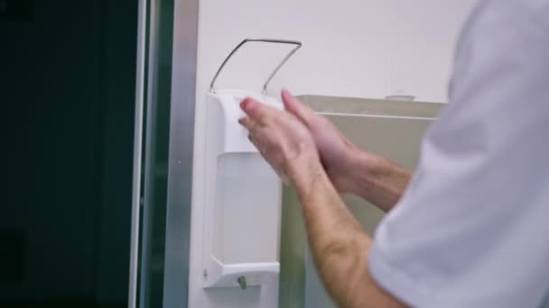 Desinfektionsverfahren in der Klinik: Der Chirurg wäscht sich vor der Operation die Hände im Waschbecken - Filmmaterial, Video