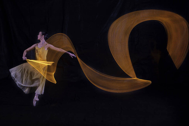 Hermosa bailarina bailando con luz en Yakarta Indonesia, disparada en varias luces para obtener un movimiento de iluminación único. 12 06 2022 - Foto, Imagen