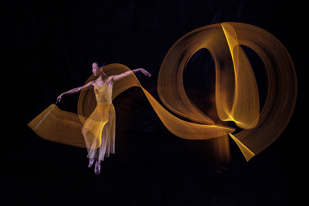 Schöne Ballerina, die mit Licht tanzt in Jakarta Indonesien, aufgenommen in mehreren Lichtern, um eine einzigartige Lichtbewegung zu erhalten. 12 06 2022 - Foto, Bild