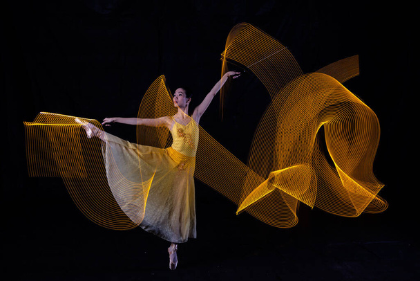 Schöne Ballerina, die mit Licht tanzt in Jakarta Indonesien, aufgenommen in mehreren Lichtern, um eine einzigartige Lichtbewegung zu erhalten. 12 06 2022 - Foto, Bild