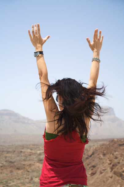 Mujer brazos arriba
 - Foto, Imagen