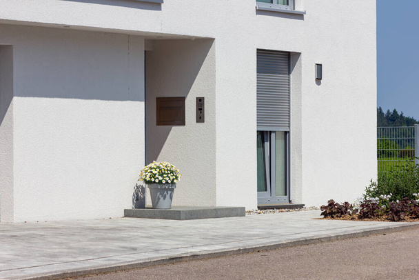 moderní dům fasáda vstupní plochy v jižním Německu slunečný den - Fotografie, Obrázek