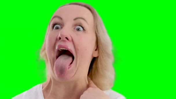 sehr lange Zunge Frau lacht auf weißem Hintergrund zeigen den Arzt Kehle Unzufriedenheit will es nicht tun Herumalbern außerhalb, streckt Zunge als Zeichen des Ungehorsams, Protest  - Filmmaterial, Video