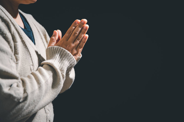 Christelijk leven crisis gebed tot God. Vrouw bidt voor Gods zegen om een beter leven te wensen. Vrouwelijke handen bidden tot God met smeken om vergeving en geloven in goedheid. - Foto, afbeelding