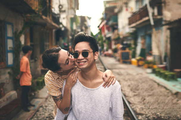 Sehen Sie, wie glücklich sie mich macht. ein junges Paar bei einem romantischen Moment in der Stadt Vietnam - Foto, Bild