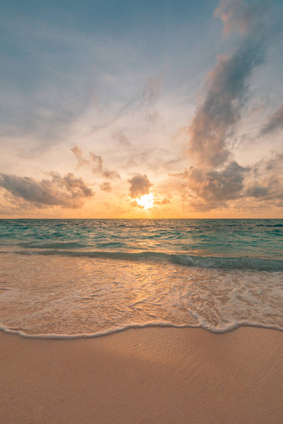 захід сонця на морі
  - Фото, зображення
