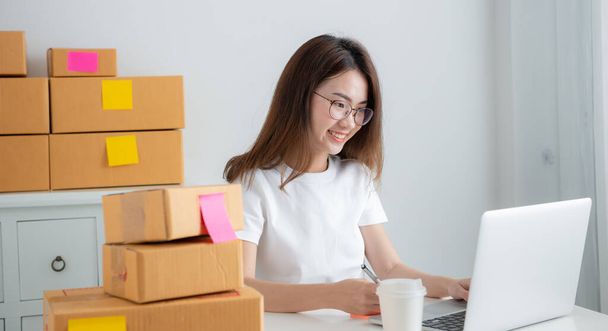 若いアジアの女の子は、自宅のオフィスで彼女のプライベートビジネスでフリーランスです。ホームコンセプトからの作品 - 写真・画像