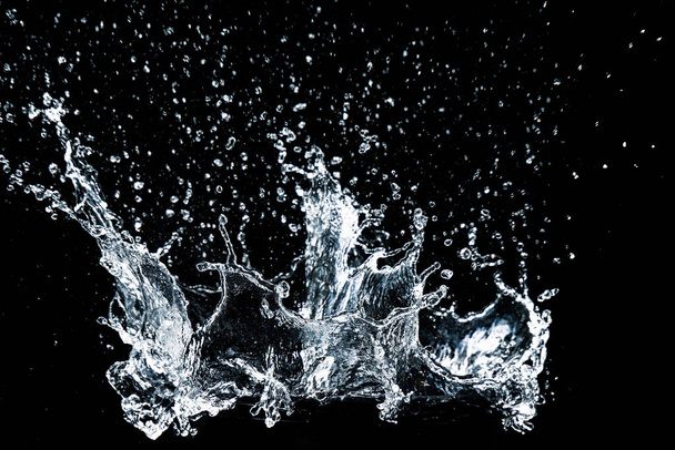 Cákající voda na černém pozadí. voda splash osvěžující černé pozadí - Fotografie, Obrázek