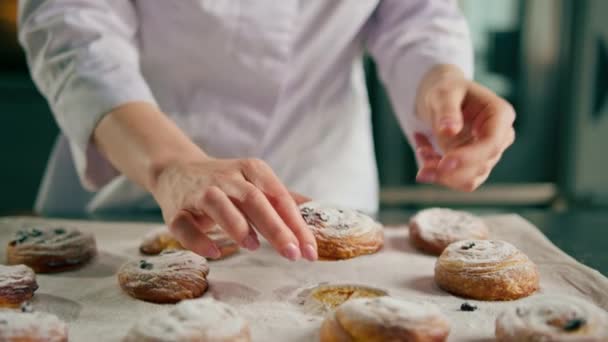 krásné ženské ruce pekař slzy připravené čerstvě pečené horké voňavé buchty a kontroluje těsto pekařské výrobky - Záběry, video
