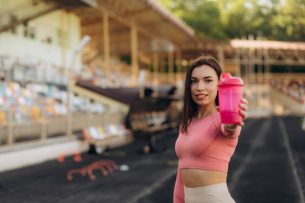Asijské mladá žena pití vody po jogging, zdravý a sport koncept. - Fotografie, Obrázek