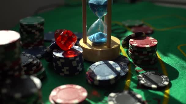 Покерные фишки казино на зеленом столе. Высокое качество фото - Кадры, видео