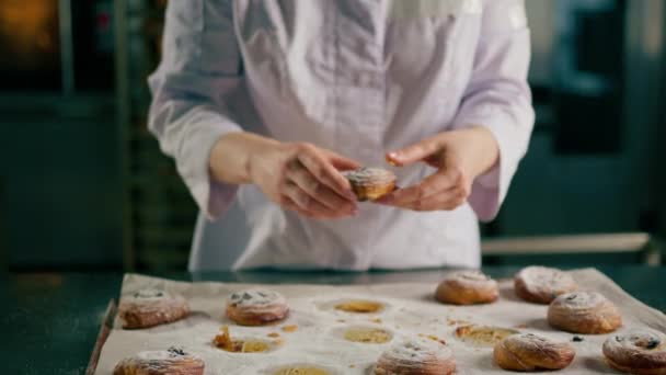 gyönyörű női kéz Baker könnyek kész frissen sült forró illatos zsemle, és ellenőrzi a tészta pékáru - Felvétel, videó