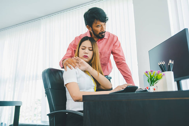Šéf nebo nadřízený, který se dotýká ramene zaměstnankyně, způsobuje, že mladí zaměstnanci odolávají, protože se cítí nepříjemně a bojí se sexuálního zneužívání. Pojem sexuálního obtěžování na pracovišti - Fotografie, Obrázek