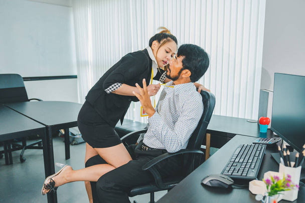 若い女性社員が上司や上司を職場で誘惑上司を不快なものにし、性的虐待を恐れています。職場におけるセクハラの概念 - 写真・画像