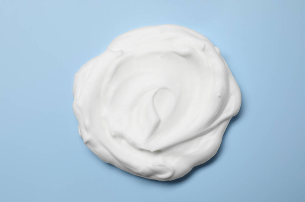 Sample of shaving foam on light blue background, top view - 写真・画像