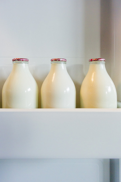 冷蔵庫のドアに牛乳瓶 - 写真・画像