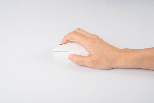 Haga clic en la mano sobre un moderno ratón de ordenador aislado sobre un fondo blanco
 - Foto, Imagen