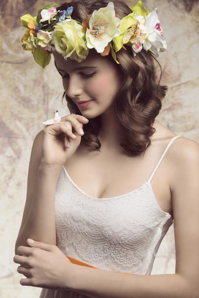 Brunette woman with flowers - Zdjęcie, obraz