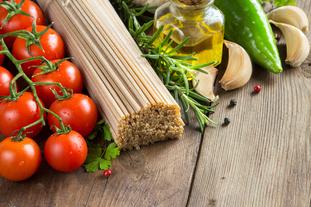 Ціла пшениця спагетті, овочі та трави
 - Фото, зображення