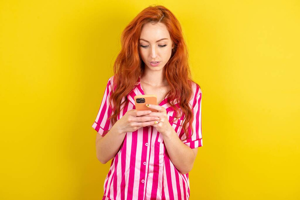 Összpontosított nő használja okostelefon olvasás szociális média hírek, vagy fontos e-mail - Fotó, kép