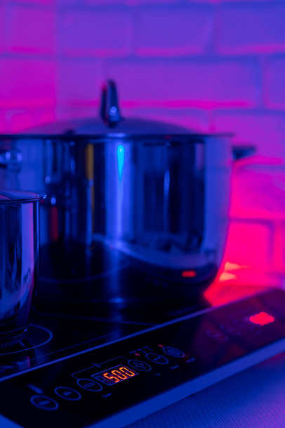 Pot en métal sur plaque à induction dans la cuisine moderne - Photo, image