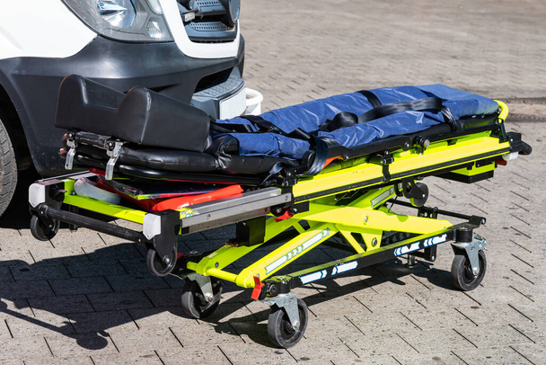 Carro de transporte para levar doentes para uma ambulância. Vista lateral. - Foto, Imagem