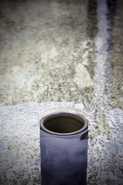 Detal z rurą wylotową wanny pełnej wody - Zdjęcie, obraz