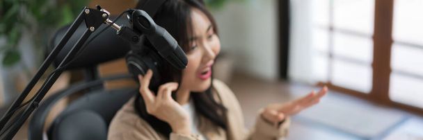 Las mujeres podcaster utilizan micrófono para hablar con la audiencia y grabar podcast de vídeo en el teléfono inteligente. - Foto, imagen