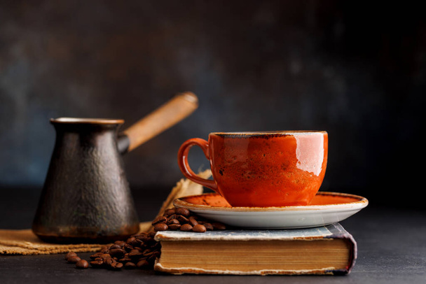 Богатый кофе в чашке с ароматом жареных бобов, идеальное утреннее пиво - Фото, изображение