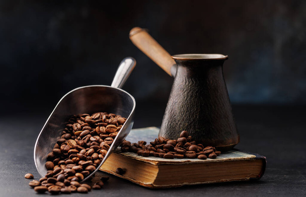 Aromatische geröstete Kaffeebohnen, eine perfekte Morgenbrühe. Türkischer Kaffee - Foto, Bild