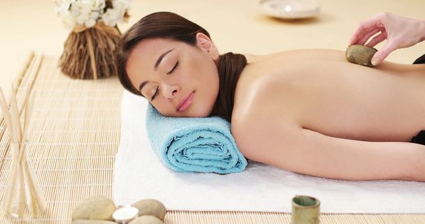 Bella donna godendo di un massaggio di pietra lavica
 - Foto, immagini