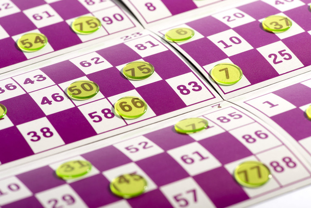 Transparante ronde kunststoffen op de top van bingokaarten - Foto, afbeelding