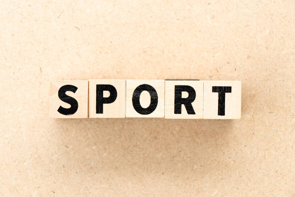 Alphabet lettre bloc dans le sport mot sur fond de bois - Photo, image