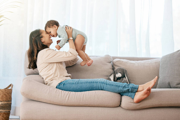 Flugzeug, Liebe und Mutter mit Baby auf dem Sofa zum Spielen, Spielen und Lachen zu Hause zusammen. Familie, Lächeln und Mutter mit Kleinkind auf der Couch, entspannen und fliegen, Spaß und Umarmung im Wohnzimmer. - Foto, Bild