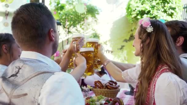 Пара, глядящая друг на друга, звонящие стаканы с огромным количеством пива в баварском пабе
 - Кадры, видео