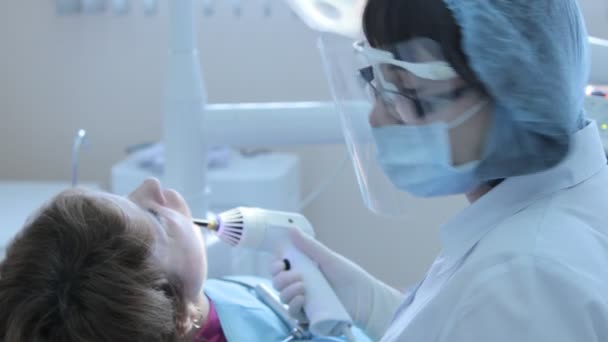 Dentist working in mouth. - Metraje, vídeo