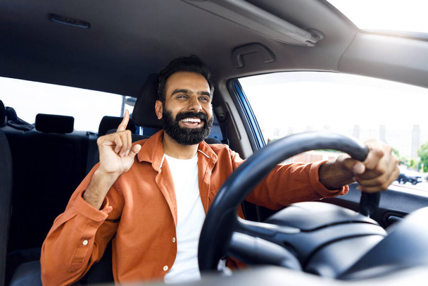 Yol Macerası. Neşeli Hintli Arabalı Adam ve Sürücü Koltuğu Aracında Şarkı Söylüyor. Sakallı Adam Eğlenceli Sürüş Gezintisi ve Müzik listesi Yeni Otomobil Seyahati - Fotoğraf, Görsel