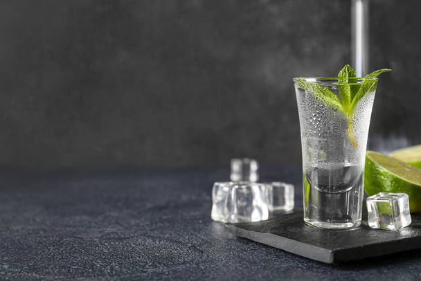 Glas kalter Wodka auf dunklem Hintergrund - Foto, Bild