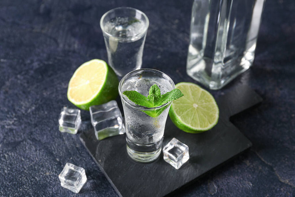 Glazen koude wodka op zwarte achtergrond - Foto, afbeelding